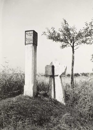 Wegsäule und Steinkreuz : Kreckwitz, Wegsäule und Steinkreuz (D 29; Granit; 133 x 63 x 18 cm) mit eingehauenem Schwert an einer Straßenkreuzung nördlich des Ortes