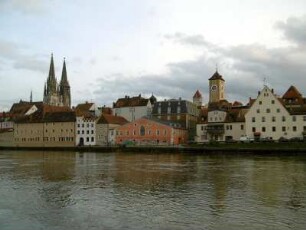 Regensburg: Altstadt mit Dom St. Peter, Goldenem Turm und Rathausturm