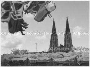 Karussell vor Kirchtürmen (Altersgruppe bis 14)