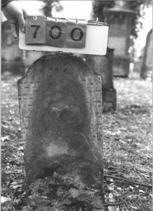 Grabstein 700 (Index: 99788443) Material: Sandstein Zustand: sehr stark verwittert mit fast vollständigem Textverlust Maße HxBxT: 66x32x11 cm: Grabstein 700