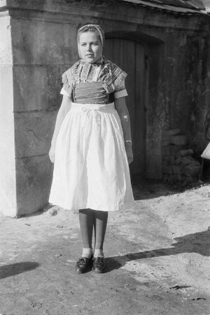 Mädchen in Schleifer Tracht in Schleife. : Holca w Slepjanskej drasće w Slepom.