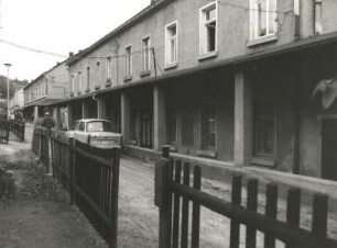 Berggießhübel (Bad Gottleuba-Berggießhübel), Am Ladenberg 17/9. Wohnhäuser (Wohnsiedlung, um 1928). Hofansicht mit Laubengang