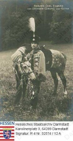 Karl Eduard Herzog v. Sachsen-Coburg-Gotha (1884-1954) / Porträt in Husaren-Uniform, neben Pferd auf Wiese stehend, Ganzfigur