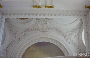 Berlin, Schloss Charlottenburg, Altes Schloss, Treppenhaus, R. 113 / R. 208, Blick zur Decke mit Lünetten, Hermen, Putten und Girlanden.