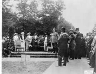 Reichskanzler von Bethmann Hollweg spricht bei der Einweihung des "Eisernen Hindenburg" in Berlin