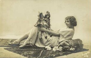 [Frau mit zwei Puppen auf Schoß]