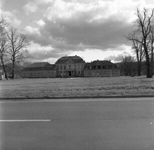 Prötzel, Am Park 1. Schloss Prötzel (1712/1717, A. Schlüter; 1859 Umbau, F. A. Stüler; 1924 Umbau). Straßenseite mit Eingang. Blick über die B 168