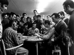 Türkische Gastarbeiter in ihrem Wohheim. In ihrer Freizeit spielen sie Karten