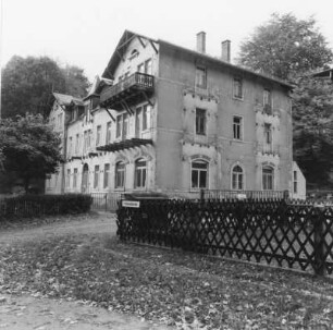 Coswig, Friedewaldstraße. Wohnhaus (ehemaliges Pflegeheim?). Straßenansicht mit Einfriedung