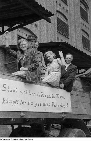 Erntehelfer auf einem Wagen