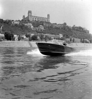 Motorboot auf der Donau mit der Ruine der Burg Bratislava im Hintergurnd
