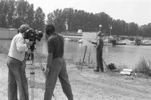Drehaufnahmen des Zweiten Deutschen Fernsehens ZDF mit Kunstmaler Herbert Kämper im Yachthafen Maxau für die Fernsehsendung "Freizeit"