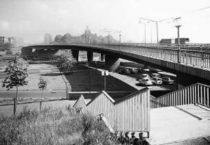 Dresden. Dr.-Rudolf-Friedrichs-Brücke (1966-1971; E. Thürmer, R. Berger, M. Franke). Blick von der Fußgängertreppe am Altstädter Elbufer über die Brücke zur Neustadt (nach Nordnordost)