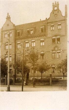 Dresden, Löbtauer Straße 30. Wohnhaus (um 1859/1910). Straßenansicht