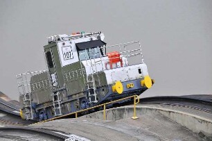 Zuglokomotive in der Miraflores-Kanalschleuse : Am 80 km langen Panama-Kanal vom Atlantik zum Pazifik können Besucher in der Miraflores-Schleuse die Durchfahrt großer Containerschiffe beobachten. Diese Lokomotiven ziehen die Schiffe durch die Schleusenkammern. Aufgenommen am 15. September 2011