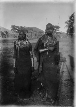 Frauen der Massai : Doppelportrait zweier Frauen der Massai mit Hals und Ohrschmuck sowie Armbändern