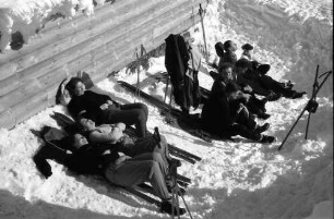 Feldberg: Sonnende Gruppe unter Schneedach