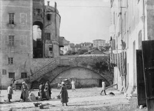 San Remo. Straßenszene mit Marktfrauen in der Altstadt