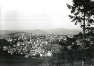 Eibenstock, Ortsansicht : Eibenstock. Ortsansicht mit Rathaus und Stadtkirche. Blick nach Nordosten