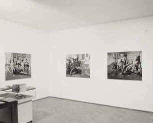 Ausstellung "Olaf Martens - Fotografien" : Ausstellung "Olaf Martens - Fotografien" im Kunst Haus Dresden, Rähnitzgasse 8, Dezember 1998-Januar 1999. Raumaufnahme (Wohnung nach der Puppenboutique, Revue Ballett Jan Schüssler, Leningrader Music Hall)