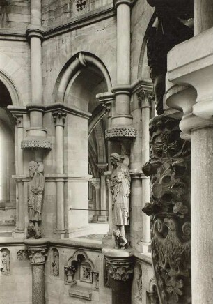 Magdeburg, Dom St. Mauritius und St. Katharina, Innenaufnahme, Chor : Chorwand des Bischofsganges mit Standbildern von Paulus, Petrus und Mauritius