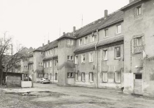 Wohnhauszeile mit Torbau