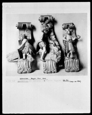 Kartusche mit bemalten plastischen Figuren