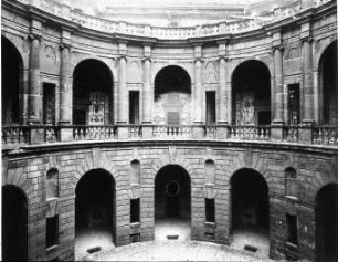 Caprarola, Palazzo Farnese, Cortile Vignola