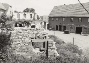 Brabschütz-Merbitz, Merbitzer Ring 1. Bauernhof (E. 18. Jh.). Wohnhaus (Ruine) und Wohnstallhaus