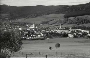 Bad Landeck, Ortsansicht : Bad Landeck (Lądek-Zdrój/Polen). Ortsansicht mit Pfarrkirche Mariä Geburt und Salvatorkirche. Blick nach Nordwest