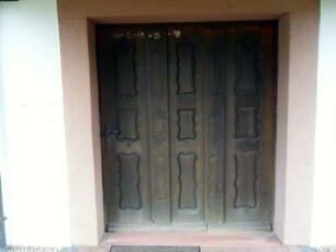 Langhaus Giebelseite West-Portal - doppelflügelige Holztür mit Ormanentierungen (Holzschnitzerei) 18 Jh