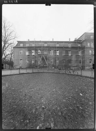 Ogrosen (Vetschau-Ogrosen), Ogrosener Dorfstraße 33/35. Gutsanalge (Baubeginn um 1704, Erweiterung 1901-1915). Herrenhaus. Hoffront (Teilansicht)