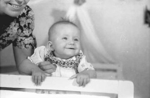 Bukarest: Kind Barbara im Bett, sitzend
