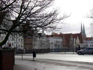 Lübeck: Straßenzug entlang der Trave