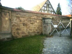 Kirchhof im Westen mit Kirchhofmauer (Reste der Steinkonsolen des ehemaligen Wehr- oder Umgangs vorhanden-diesen im 18 Jh abgetragen) nach Norden in Übersicht