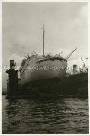 Das KDF-Schiff "Robert Ley" auf dem Trockendock im Hamburger Hafen