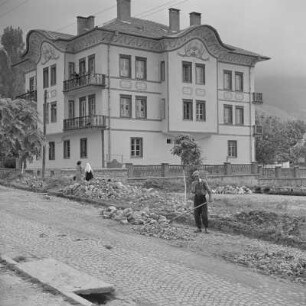 Straßenbauarbeiten. Verziertes Wohngebäude