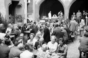 Freiburg: Rathaushof, Gruppen und Tische im Hof [Verabschiedung von Frau Bellinghausen als Stadträtin?]
