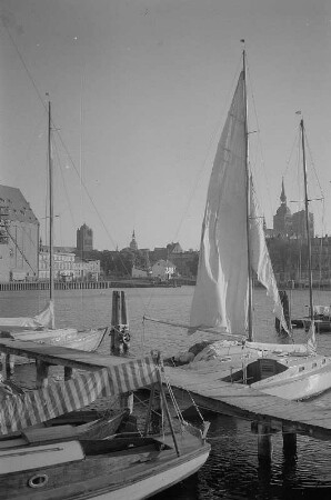 Stralsund. Hafen, im Vordergrund Segelschiffe, im Hintergrund Stadtpanorama mit Nikolaikirche undJakobikirche