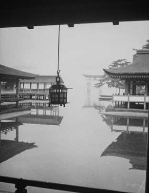 Miyajima. Itsukushima-Schrein (ab 1168) am Seto-Inlandsee (Seto-naikai) : Ansicht mit Metalllaterne. Blick zu einem Torii