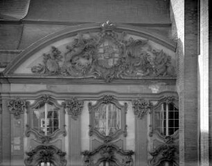 Relief: Das kurfürstliche Wappen des Erbauers flankiert von einem stehenden und einem liegenden Löwen