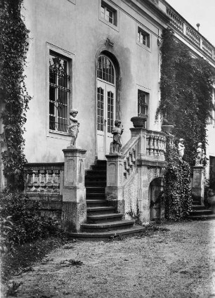 Pulsnitz. Barockschloss, Gartenportal : Pulsnitz. Barockschloss (ab 1718, Uhrturm und Veranda 1904; G. H. von Mayenburg) mit Rittergut. Portal der Gartenseite mit Treppenanlage und Kinderstatuen