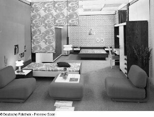 Schlafzimmer "Avignon " : Ausstellungskoje mit Schlafzimmer "Avignon" und Jugendzimmer "Erika" (1975; VEB Möbelwerk Bischfswerda)