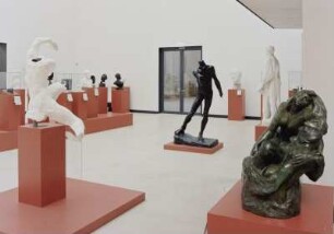 Die drei Sirenen (Nereiden) : Raumaufnahme Ausstellungssaal. Blick von "Die drei Sirenen (Nereiden)" über den "Torso des nackten Pierre de Wissant" zum Ausgang