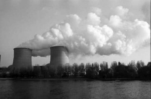 Biblis: Dampfwolke des Atomkraftwerks, mit Licht von Süden