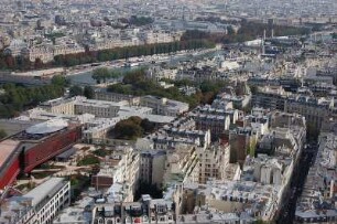 Paris - Stadtübersicht : Blick von der ersten Etage des Eiffelturmes über die Seine zum Grand Palais Mitte oben. Paris, 2006