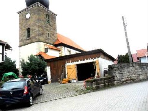 Evangelische Pfarrkirche - Ansicht von Nordosten mit Kirchturm (gotische Gürndung als Chorturm mit Turmchor) sowie Kirchhofmauer im Norden (im Osten im 18 Jhd abgetragen)