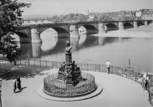 Brühlsche Terrasse : Dresden, Brühlsche Terrasse mit Rietscheldenkmal und Augustusbrücke