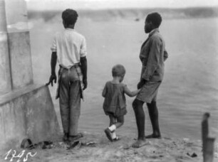 Männer und Kind am Strand : Zwei Männer und ein Kind am Strand