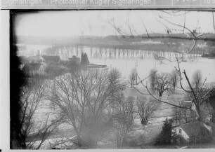 Donauhochwasser in Sigmaringen; Blick in Richtung Laiz, Unteroffiziersvorschule, Kloster Gorheim, links (rund) Gaskessel (hölzerner Überbau um 1877)